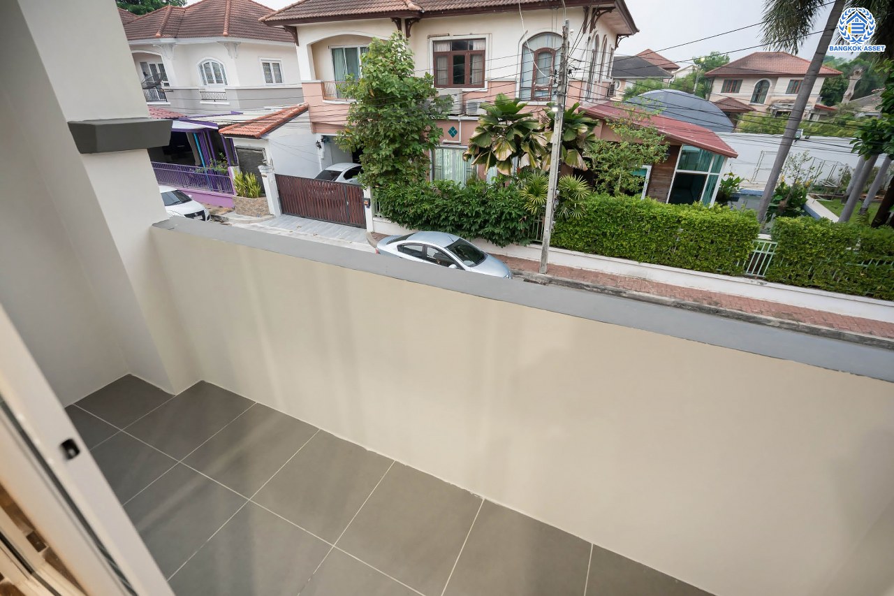 บ้านมือสองตกแต่งใหม่ แบรนด์ LH โครงการ ชัยพฤกษ์ วัดลาดปลาดุก ตอบโจทย์ทุกการอยู่อาศัย เนื้อที่ 60 ตร.ว. พื้นที่ใช้สอยมากถึง 198.96 ตร.ม. ฟังก์ชัน 3 ห้องนอน 3 ห้องน้ำ จอดรถได้ 2 คัน บนทำเลดีที่สุด! ใกล้เซ็นทรัลเวสต์เกต ทางด่วน "กาญจนาภิเษก" และรถไฟฟ้าสายสีม่วง "สถานีคลองบางไผ่"